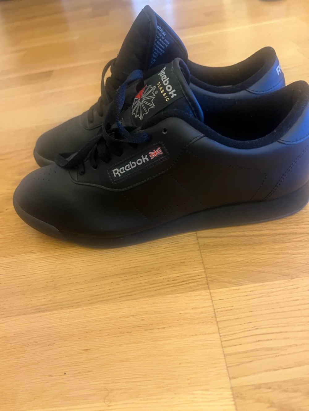 Reebok women’s Black Low-Profile Leather Sneakers (New)